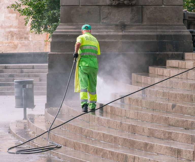 Dlaczego wąż do myjki ciśnieniowej pęka lub przecieka? Najczęstsze przyczyny awarii.